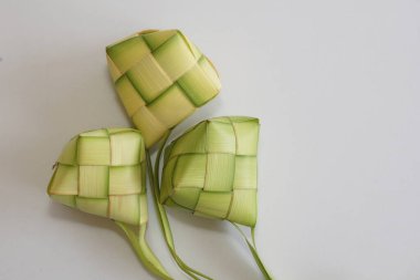 Ketupat (pirinç köftesi), Güney Doğu Asya 'da festival sezonunda yapılan yerel bir lezzettir. Ketupat, pilav pişirmek için taze hindistan cevizi yapraklarından yapılan doğal pirinç kabı.