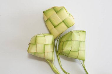 Ketupat (pirinç köftesi), Güney Doğu Asya 'da festival sezonunda yapılan yerel bir lezzettir. Ketupat, pilav pişirmek için taze hindistan cevizi yapraklarından yapılan doğal pirinç kabı.