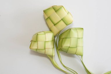 Ketupat (pirinç köftesi), Güney Doğu Asya 'da festival sezonunda yapılan yerel bir lezzettir. Ketupat, pilav pişirmek için taze hindistan cevizi yapraklarından yapılan doğal pirinç kabı.