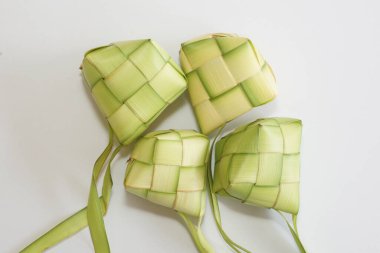Ketupat (pirinç köftesi), Güney Doğu Asya 'da festival sezonunda yapılan yerel bir lezzettir. Ketupat, pilav pişirmek için taze hindistan cevizi yapraklarından yapılan doğal pirinç kabı.