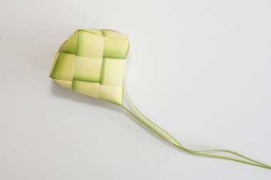 Ketupat (pirinç köftesi), Güney Doğu Asya 'da festival sezonunda yapılan yerel bir lezzettir. Ketupat, pilav pişirmek için taze hindistan cevizi yapraklarından yapılan doğal pirinç kabı.