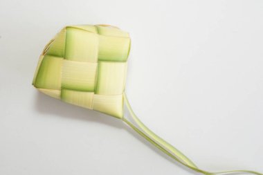 Ketupat (pirinç köftesi), Güney Doğu Asya 'da festival sezonunda yapılan yerel bir lezzettir. Ketupat, pilav pişirmek için taze hindistan cevizi yapraklarından yapılan doğal pirinç kabı.