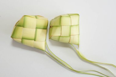 Ketupat (pirinç köftesi), Güney Doğu Asya 'da festival sezonunda yapılan yerel bir lezzettir. Ketupat, pilav pişirmek için taze hindistan cevizi yapraklarından yapılan doğal pirinç kabı.