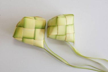 Ketupat (pirinç köftesi), Güney Doğu Asya 'da festival sezonunda yapılan yerel bir lezzettir. Ketupat, pilav pişirmek için taze hindistan cevizi yapraklarından yapılan doğal pirinç kabı.