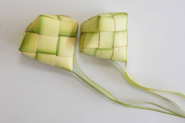 Ketupat (pirinç köftesi), Güney Doğu Asya 'da festival sezonunda yapılan yerel bir lezzettir. Ketupat, pilav pişirmek için taze hindistan cevizi yapraklarından yapılan doğal pirinç kabı.