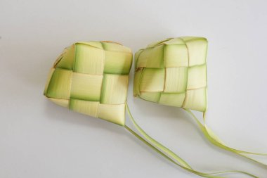 Ketupat (pirinç köftesi), Güney Doğu Asya 'da festival sezonunda yapılan yerel bir lezzettir. Ketupat, pilav pişirmek için taze hindistan cevizi yapraklarından yapılan doğal pirinç kabı.