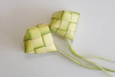Ketupat (pirinç köftesi), Güney Doğu Asya 'da festival sezonunda yapılan yerel bir lezzettir. Ketupat, pilav pişirmek için taze hindistan cevizi yapraklarından yapılan doğal pirinç kabı.