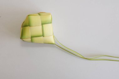 Ketupat (pirinç köftesi), Güney Doğu Asya 'da festival sezonunda yapılan yerel bir lezzettir. Ketupat, pilav pişirmek için taze hindistan cevizi yapraklarından yapılan doğal pirinç kabı.