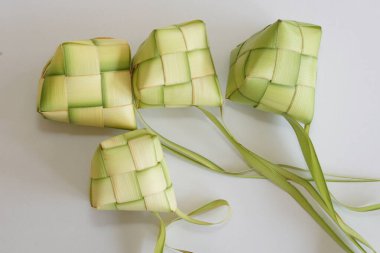 Ketupat (pirinç köftesi), Güney Doğu Asya 'da festival sezonunda yapılan yerel bir lezzettir. Ketupat, pilav pişirmek için taze hindistan cevizi yapraklarından yapılan doğal pirinç kabı.