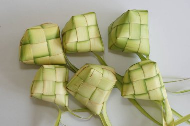 Ketupat (pirinç köftesi), Güney Doğu Asya 'da festival sezonunda yapılan yerel bir lezzettir. Ketupat, pilav pişirmek için taze hindistan cevizi yapraklarından yapılan doğal pirinç kabı.