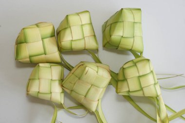 Ketupat (pirinç köftesi), Güney Doğu Asya 'da festival sezonunda yapılan yerel bir lezzettir. Ketupat, pilav pişirmek için taze hindistan cevizi yapraklarından yapılan doğal pirinç kabı.