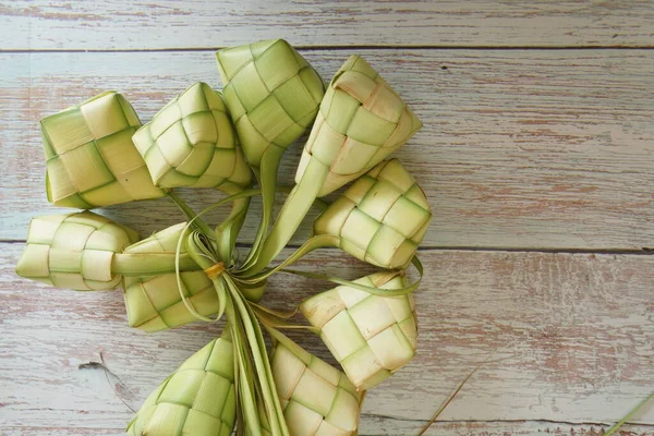 Ketupat 是东南亚节日期间的一种当地美食 Ketupat 一种天然稻壳 由椰子叶制成 用于烹调水稻 — 图库照片