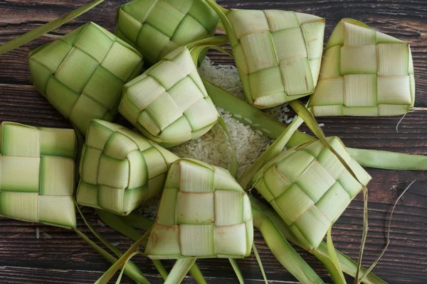 Ketupat Rýžový Knedlík Místní Pochoutka Během Slavnostní Sezóny Jihovýchodní Asii — Stock fotografie