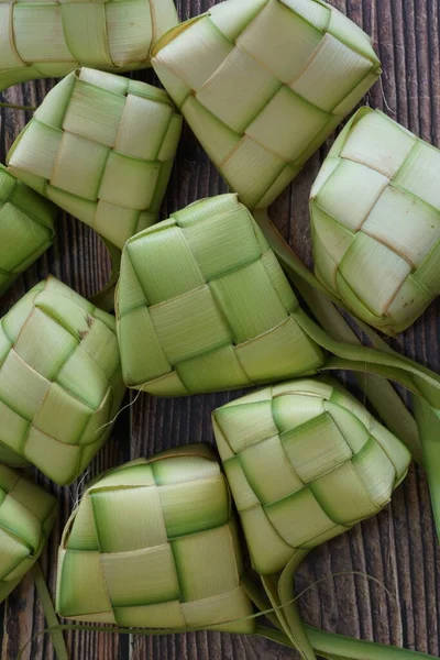 Ketupat 是东南亚节日期间的一种当地美食 Ketupat 一种天然稻壳 由椰子叶制成 用于烹调水稻 — 图库照片