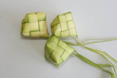 Ketupat (pirinç köftesi), Güney Doğu Asya 'da festival sezonunda yapılan yerel bir lezzettir. Ketupat, pilav pişirmek için taze hindistan cevizi yapraklarından yapılan doğal pirinç kabı.
