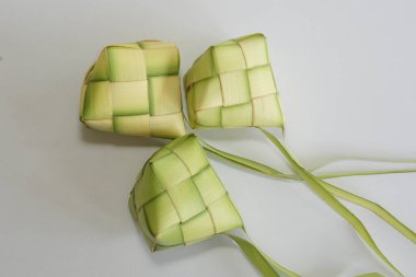 Ketupat (pirinç köftesi), Güney Doğu Asya 'da festival sezonunda yapılan yerel bir lezzettir. Ketupat, pilav pişirmek için taze hindistan cevizi yapraklarından yapılan doğal pirinç kabı.