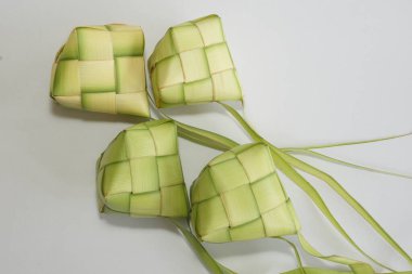 Ketupat (pirinç köftesi), Güney Doğu Asya 'da festival sezonunda yapılan yerel bir lezzettir. Ketupat, pilav pişirmek için taze hindistan cevizi yapraklarından yapılan doğal pirinç kabı.