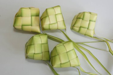 Ketupat (pirinç köftesi), Güney Doğu Asya 'da festival sezonunda yapılan yerel bir lezzettir. Ketupat, pilav pişirmek için taze hindistan cevizi yapraklarından yapılan doğal pirinç kabı.