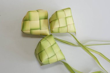 Ketupat (pirinç köftesi), Güney Doğu Asya 'da festival sezonunda yapılan yerel bir lezzettir. Ketupat, pilav pişirmek için taze hindistan cevizi yapraklarından yapılan doğal pirinç kabı.