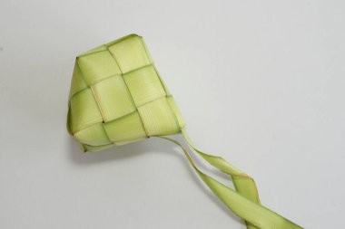 Ketupat (pirinç köftesi), Güney Doğu Asya 'da festival sezonunda yapılan yerel bir lezzettir. Ketupat, pilav pişirmek için taze hindistan cevizi yapraklarından yapılan doğal pirinç kabı.