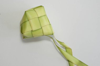 Ketupat (pirinç köftesi), Güney Doğu Asya 'da festival sezonunda yapılan yerel bir lezzettir. Ketupat, pilav pişirmek için taze hindistan cevizi yapraklarından yapılan doğal pirinç kabı.