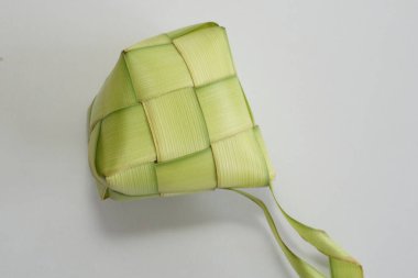 Ketupat (pirinç köftesi), Güney Doğu Asya 'da festival sezonunda yapılan yerel bir lezzettir. Ketupat, pilav pişirmek için taze hindistan cevizi yapraklarından yapılan doğal pirinç kabı.