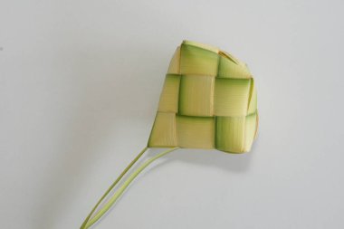 Ketupat (pirinç köftesi), Güney Doğu Asya 'da festival sezonunda yapılan yerel bir lezzettir. Ketupat, pilav pişirmek için taze hindistan cevizi yapraklarından yapılan doğal pirinç kabı.
