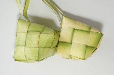 Ketupat (pirinç köftesi), Güney Doğu Asya 'da festival sezonunda yapılan yerel bir lezzettir. Ketupat, pilav pişirmek için taze hindistan cevizi yapraklarından yapılan doğal pirinç kabı.