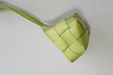 Ketupat (pirinç köftesi), Güney Doğu Asya 'da festival sezonunda yapılan yerel bir lezzettir. Ketupat, pilav pişirmek için taze hindistan cevizi yapraklarından yapılan doğal pirinç kabı.