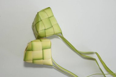Ketupat (pirinç köftesi), Güney Doğu Asya 'da festival sezonunda yapılan yerel bir lezzettir. Ketupat, pilav pişirmek için taze hindistan cevizi yapraklarından yapılan doğal pirinç kabı.