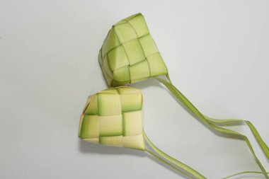 Ketupat (pirinç köftesi), Güney Doğu Asya 'da festival sezonunda yapılan yerel bir lezzettir. Ketupat, pilav pişirmek için taze hindistan cevizi yapraklarından yapılan doğal pirinç kabı.