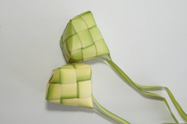 Ketupat (pirinç köftesi), Güney Doğu Asya 'da festival sezonunda yapılan yerel bir lezzettir. Ketupat, pilav pişirmek için taze hindistan cevizi yapraklarından yapılan doğal pirinç kabı.