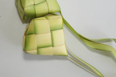 Ketupat (pirinç köftesi), Güney Doğu Asya 'da festival sezonunda yapılan yerel bir lezzettir. Ketupat, pilav pişirmek için taze hindistan cevizi yapraklarından yapılan doğal pirinç kabı.