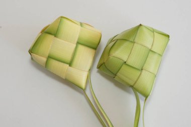 Ketupat (pirinç köftesi), Güney Doğu Asya 'da festival sezonunda yapılan yerel bir lezzettir. Ketupat, pilav pişirmek için taze hindistan cevizi yapraklarından yapılan doğal pirinç kabı.