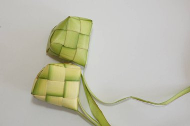Ketupat (pirinç köftesi), Güney Doğu Asya 'da festival sezonunda yapılan yerel bir lezzettir. Ketupat, pilav pişirmek için taze hindistan cevizi yapraklarından yapılan doğal pirinç kabı.