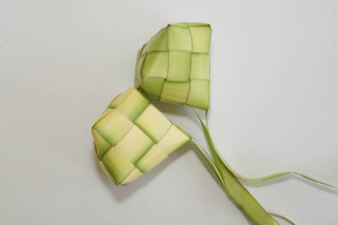 Ketupat (pirinç köftesi), Güney Doğu Asya 'da festival sezonunda yapılan yerel bir lezzettir. Ketupat, pilav pişirmek için taze hindistan cevizi yapraklarından yapılan doğal pirinç kabı.