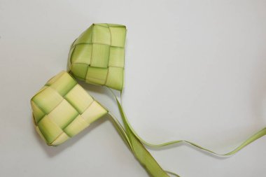 Ketupat (pirinç köftesi), Güney Doğu Asya 'da festival sezonunda yapılan yerel bir lezzettir. Ketupat, pilav pişirmek için taze hindistan cevizi yapraklarından yapılan doğal pirinç kabı.