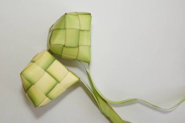 Ketupat (pirinç köftesi), Güney Doğu Asya 'da festival sezonunda yapılan yerel bir lezzettir. Ketupat, pilav pişirmek için taze hindistan cevizi yapraklarından yapılan doğal pirinç kabı.