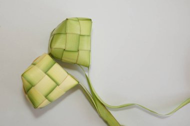 Ketupat (pirinç köftesi), Güney Doğu Asya 'da festival sezonunda yapılan yerel bir lezzettir. Ketupat, pilav pişirmek için taze hindistan cevizi yapraklarından yapılan doğal pirinç kabı.