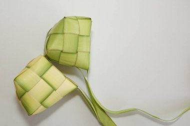 Ketupat (pirinç köftesi), Güney Doğu Asya 'da festival sezonunda yapılan yerel bir lezzettir. Ketupat, pilav pişirmek için taze hindistan cevizi yapraklarından yapılan doğal pirinç kabı.