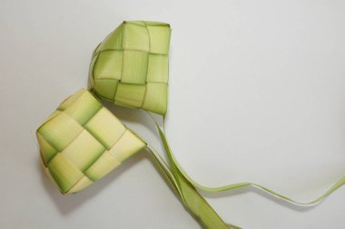 Ketupat (pirinç köftesi), Güney Doğu Asya 'da festival sezonunda yapılan yerel bir lezzettir. Ketupat, pilav pişirmek için taze hindistan cevizi yapraklarından yapılan doğal pirinç kabı.