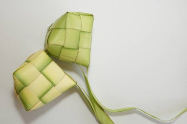 Ketupat (pirinç köftesi), Güney Doğu Asya 'da festival sezonunda yapılan yerel bir lezzettir. Ketupat, pilav pişirmek için taze hindistan cevizi yapraklarından yapılan doğal pirinç kabı.