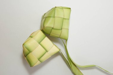 Ketupat (pirinç köftesi), Güney Doğu Asya 'da festival sezonunda yapılan yerel bir lezzettir. Ketupat, pilav pişirmek için taze hindistan cevizi yapraklarından yapılan doğal pirinç kabı.