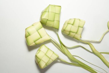 Ketupat (pirinç köftesi), Güney Doğu Asya 'da festival sezonunda yapılan yerel bir lezzettir. Ketupat, pilav pişirmek için taze hindistan cevizi yapraklarından yapılan doğal pirinç kabı.