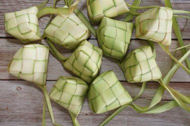 Ketupat (pirinç köftesi), Güney Doğu Asya 'da festival sezonunda yapılan yerel bir lezzettir. Ketupat, pilav pişirmek için taze hindistan cevizi yapraklarından yapılan doğal pirinç kabı.