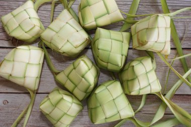 Ketupat (pirinç köftesi), Güney Doğu Asya 'da festival sezonunda yapılan yerel bir lezzettir. Ketupat, pilav pişirmek için taze hindistan cevizi yapraklarından yapılan doğal pirinç kabı.