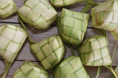 Ketupat (pirinç köftesi), Güney Doğu Asya 'da festival sezonunda yapılan yerel bir lezzettir. Ketupat, pilav pişirmek için taze hindistan cevizi yapraklarından yapılan doğal pirinç kabı.