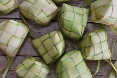 Ketupat (pirinç köftesi), Güney Doğu Asya 'da festival sezonunda yapılan yerel bir lezzettir. Ketupat, pilav pişirmek için taze hindistan cevizi yapraklarından yapılan doğal pirinç kabı.