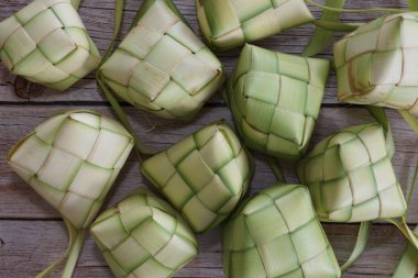 Ketupat (pirinç köftesi), Güney Doğu Asya 'da festival sezonunda yapılan yerel bir lezzettir. Ketupat, pilav pişirmek için taze hindistan cevizi yapraklarından yapılan doğal pirinç kabı.