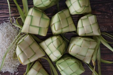 Ketupat (pirinç köftesi), Güney Doğu Asya 'da festival sezonunda yapılan yerel bir lezzettir. Ketupat, pilav pişirmek için taze hindistan cevizi yapraklarından yapılan doğal pirinç kabı.
